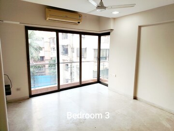 Room in 3 BHK Apartment at Eminente I, Khar West – for Rent