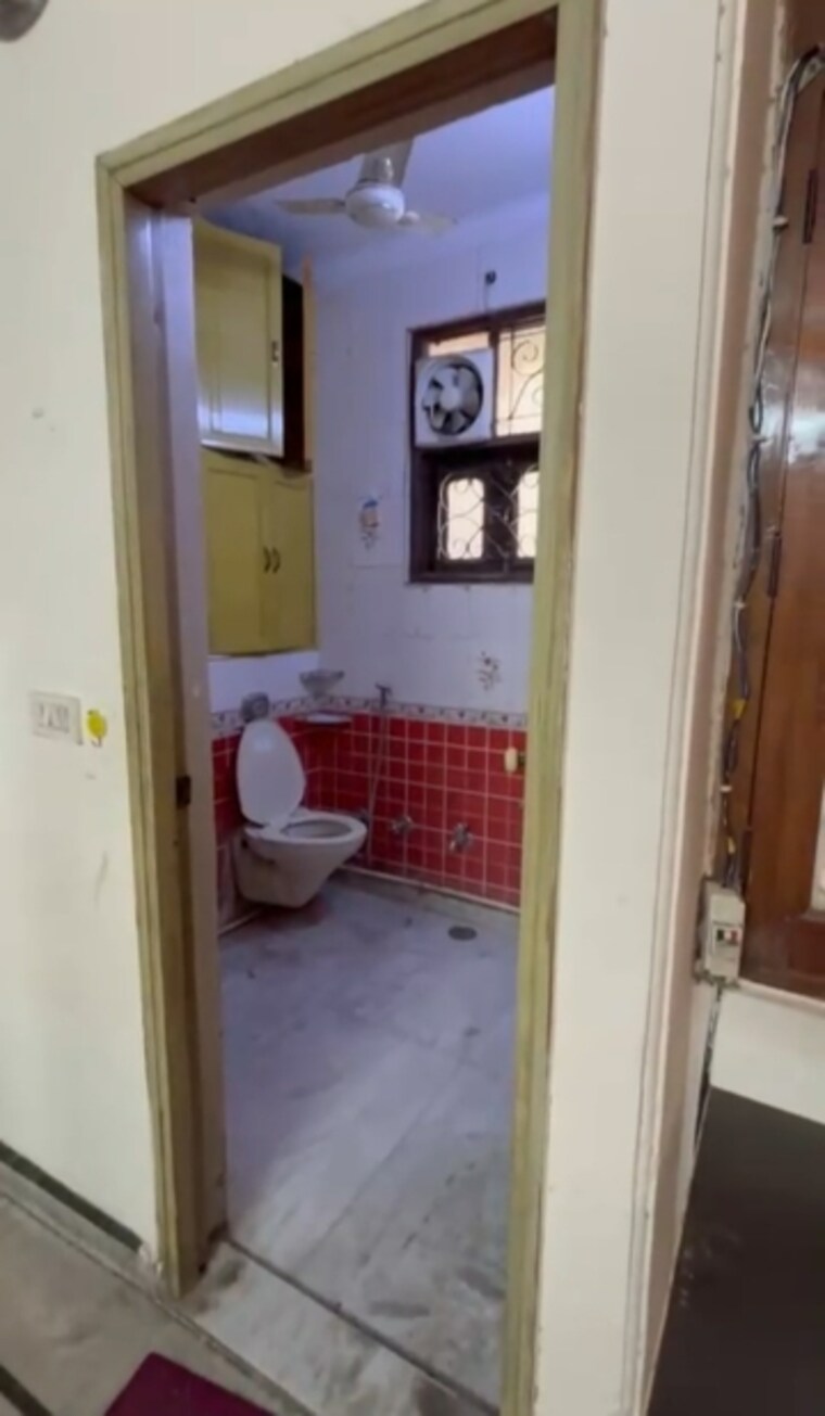 Bathroom, east patel nagar 2 Bedroom 1150 Sq.Ft. Builder Floor In East Patel Nagar Delhi 9309903