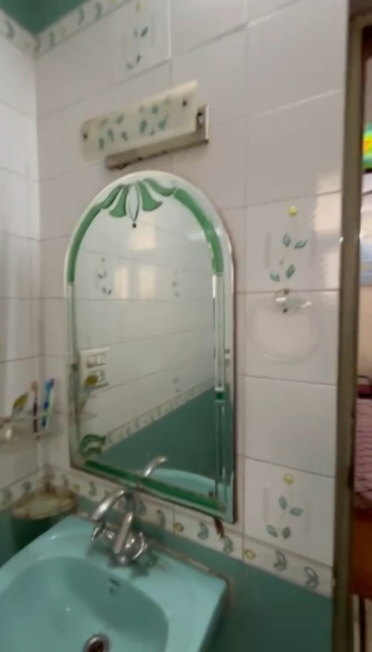 Bathroom, east patel nagar 2 Bedroom 1150 Sq.Ft. Builder Floor In East Patel Nagar Delhi 9309903