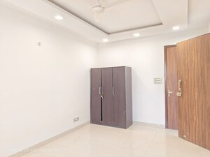 Room in 3 BHK Apartment at Vasant Kunj – for Rent
