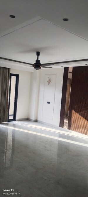 Building Lobby in 4 BHK Builder Floor at Ansal API Esencia, Sector 67 – for Sale