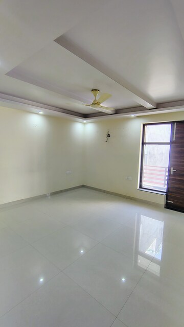 Room in 3 BHK Builder Floor at AEZ Aloha, Sector 57 – for Rent