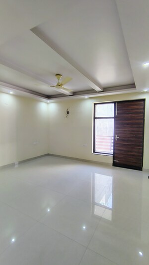 Room in 3 BHK Builder Floor at AEZ Aloha, Sector 57 – for Rent