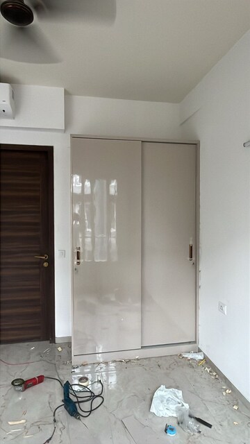 Room in 3 BHK Apartment at Smart World Orchard, Sector 61 – for Rent