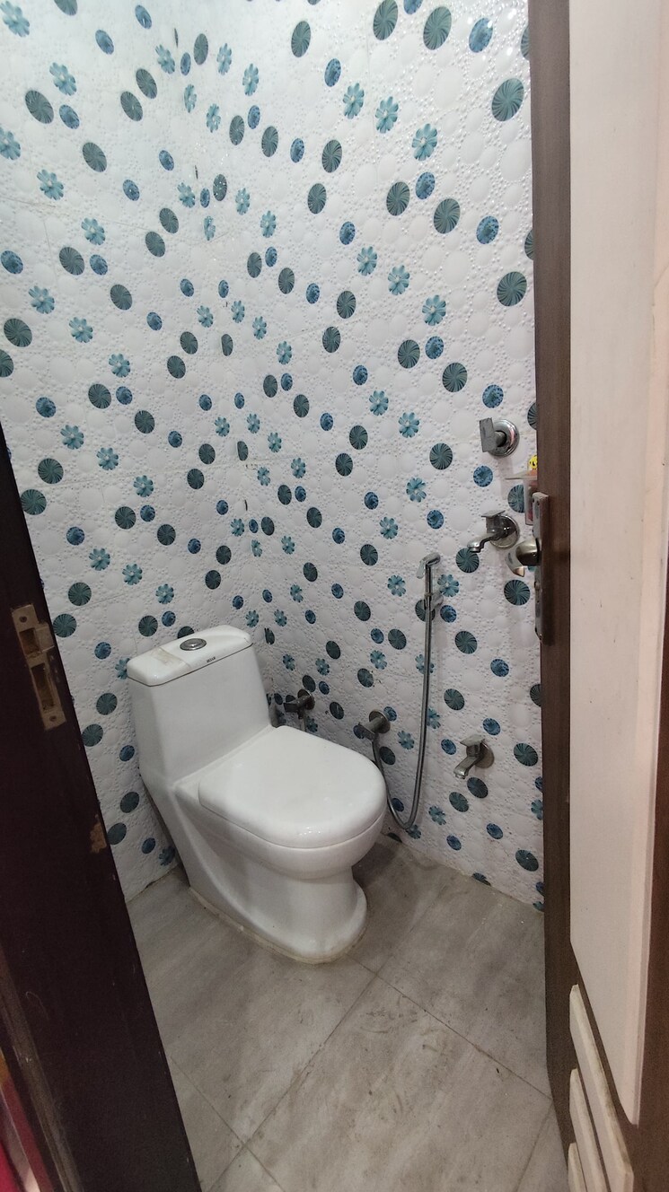 Bathroom, dwarka mor 2 Bedroom 600 Sq.Ft. Builder Floor In Dwarka Mor Delhi 9310222