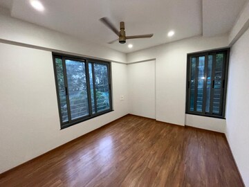 Room in 2.5 BHK Apartment at Bharat Kunj CHS, Erandwane – for Sale