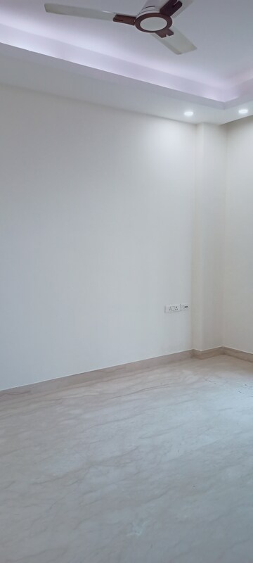 Room in 3 BHK Builder Floor at DLF City Phase IV, Dlf Phase iv – for Rent