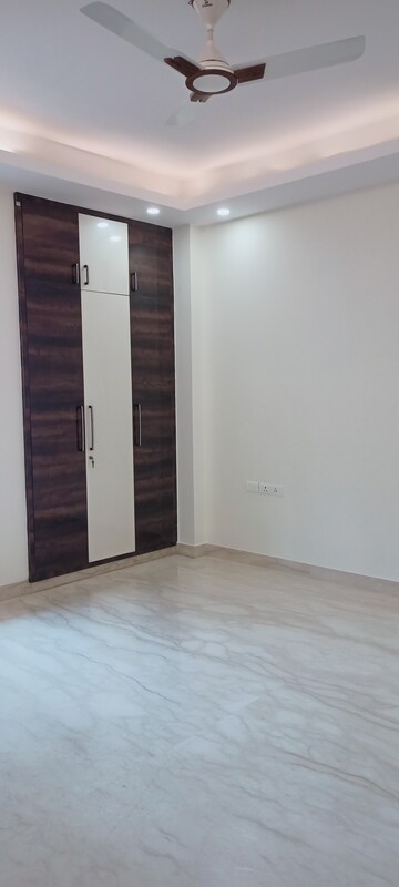 Room in 3 BHK Builder Floor at DLF City Phase IV, Dlf Phase iv – for Rent