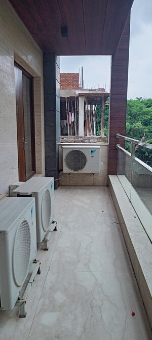 Balcony in 3 BHK Builder Floor at DLF City Phase IV, Dlf Phase iv – for Rent