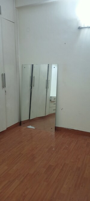 Room in 2.5 BHK Builder Floor at Super Mart 1, Sector 27 – for Rent