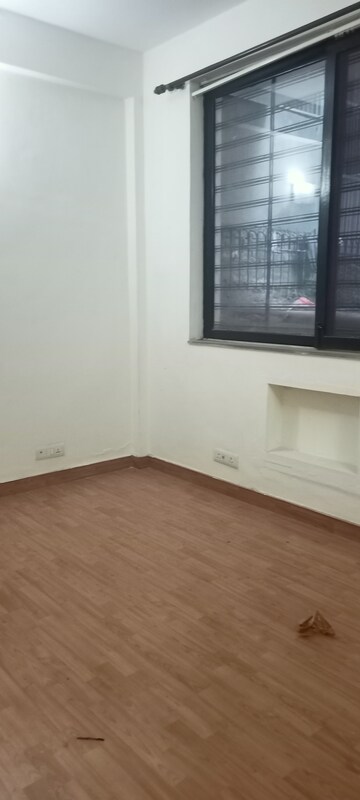 Room in 2.5 BHK Builder Floor at Super Mart 1, Sector 27 – for Rent