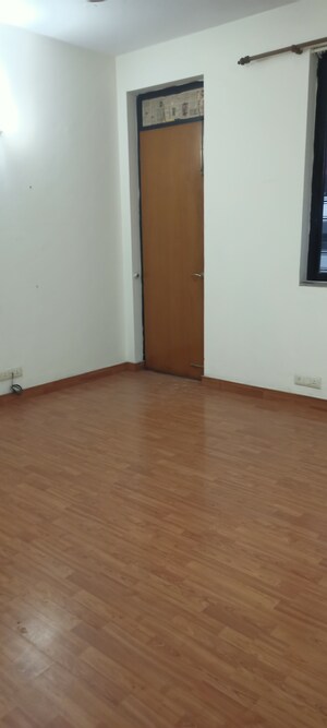 Room in 2.5 BHK Builder Floor at Super Mart 1, Sector 27 – for Rent