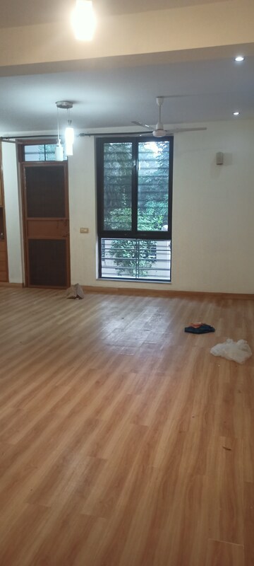 Room in 2.5 BHK Builder Floor at Super Mart 1, Sector 27 – for Rent