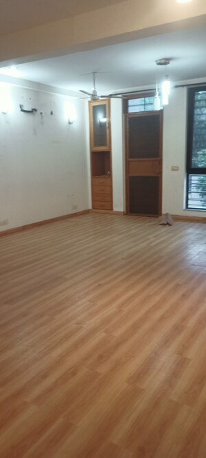 Room in 2.5 BHK Builder Floor at Super Mart 1, Sector 27 – for Rent