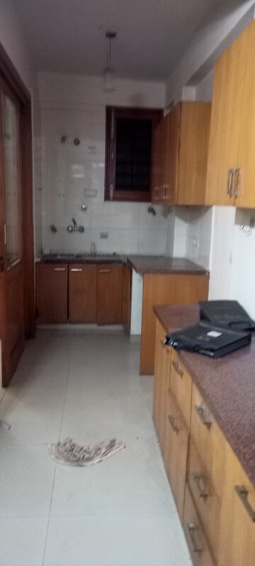 Living Room in 2.5 BHK Builder Floor at Super Mart 1, Sector 27 – for Rent