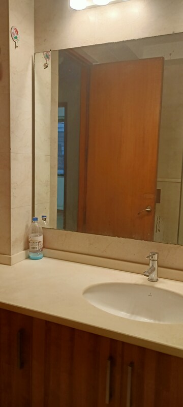 Bathroom in 2.5 BHK Builder Floor at Super Mart 1, Sector 27 – for Rent