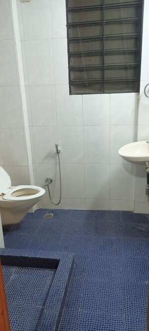 Bathroom in 2.5 BHK Builder Floor at Super Mart 1, Sector 27 – for Rent