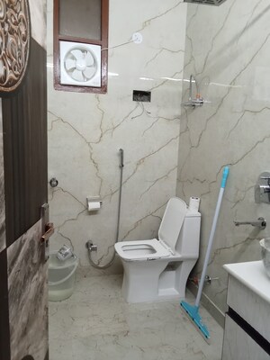 Team Area in 3 BHK Builder Floor at Arjun Nagar – for Rent