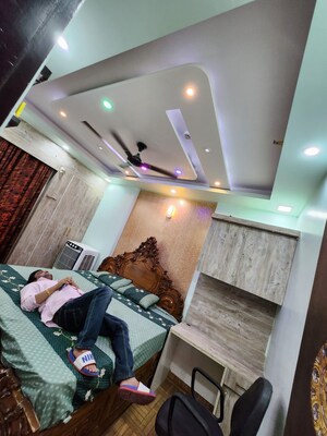 Furnished Amenities in 4 BHK Apartment at Saya Gold Avenue, Vaibhav Khand – for Rent