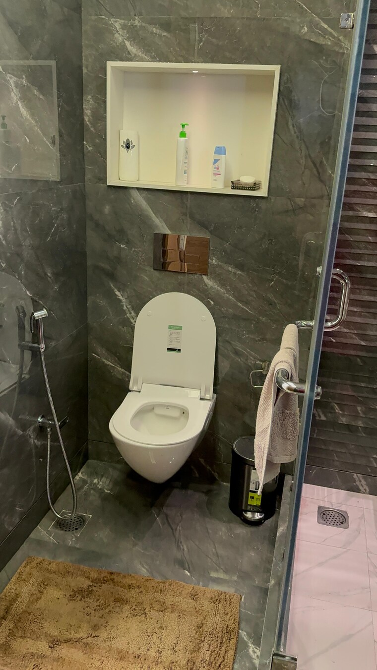 Bathroom, veera-safdarjung-enclave 3 Bedroom 1800 Sq.Ft. Builder Floor In Safdarjung Enclave Delhi 9310504