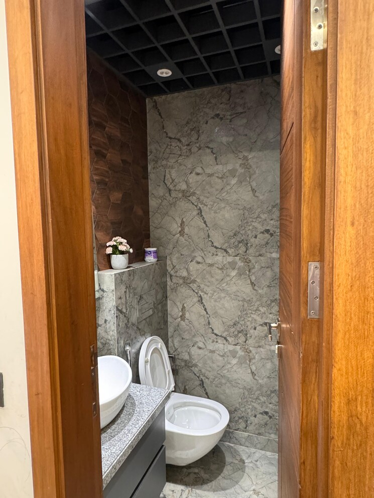 Bathroom, veera-safdarjung-enclave 3 Bedroom 1800 Sq.Ft. Builder Floor In Safdarjung Enclave Delhi 9310504