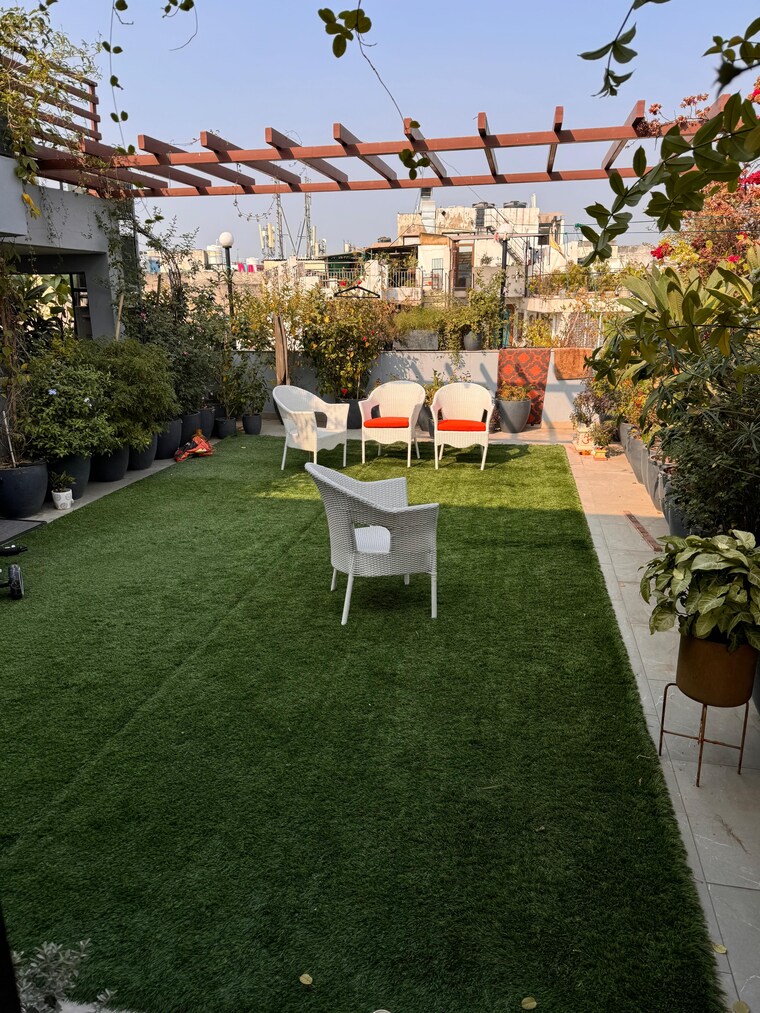 Balcony, veera-safdarjung-enclave 3 Bedroom 1800 Sq.Ft. Builder Floor In Safdarjung Enclave Delhi 9310504