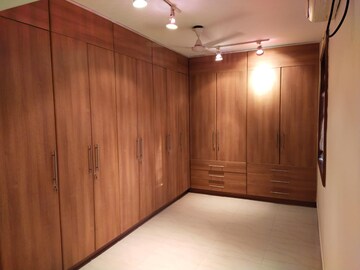 Room in 3 BHK Apartment at Vipul Belmonte, Sector 53 – for Rent