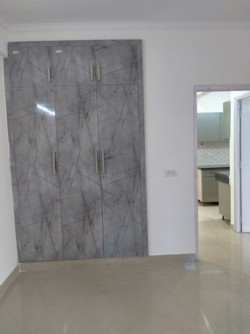Room in 2 BHK Apartment at Suncity Avenue 76, Sector 76 – for Rent