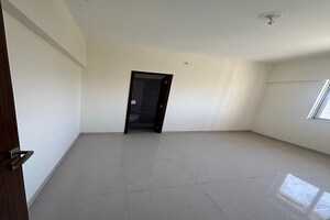 Room in 1 BHK Apartment at Omkar Signet, Malad East – for Rent