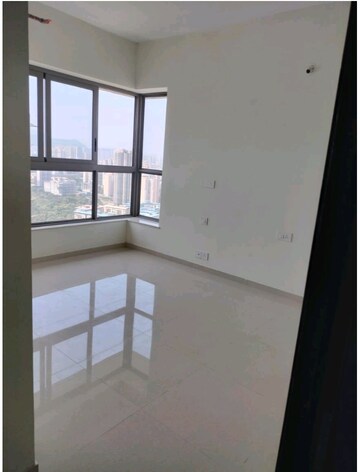 Room in 2 BHK Apartment at Kalpataru Paramount, Kapur Bawdi – for Rent