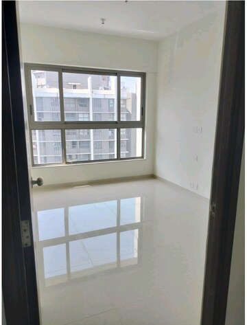 Room in 2 BHK Apartment at Kalpataru Paramount, Kapur Bawdi – for Rent