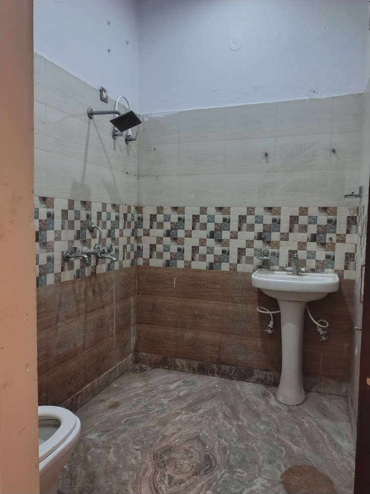 Bathroom, shimla bypass road 2 Bedroom 1500 Sq.Ft. Independent House In Shimla Bypass Road Dehradun 9310671