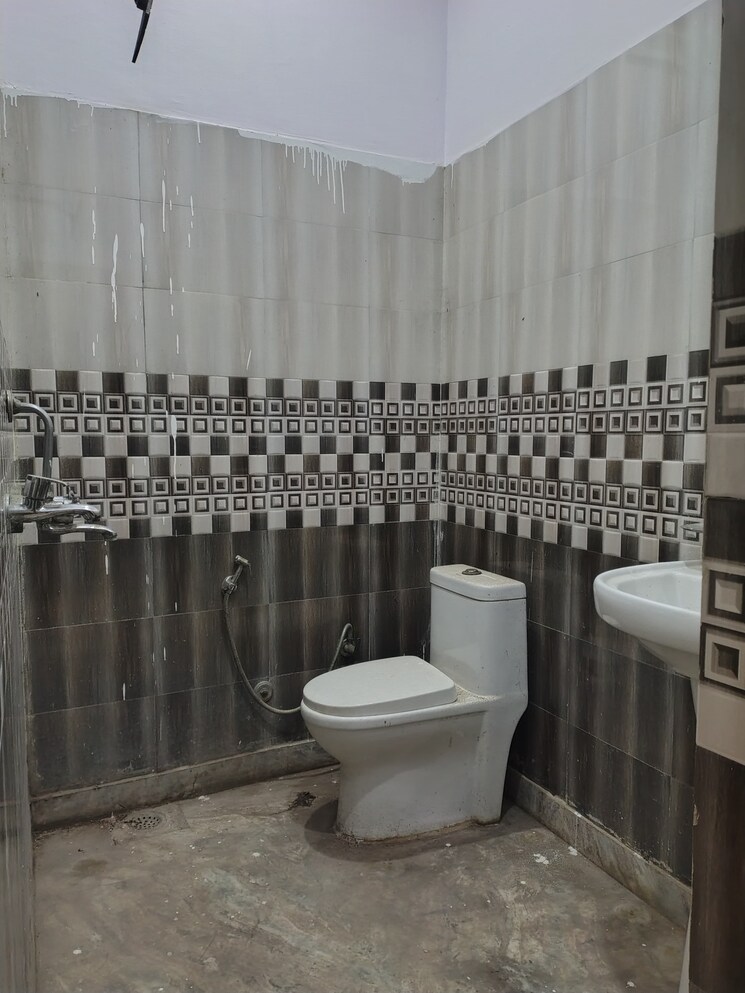 Bathroom, shimla bypass road 2 Bedroom 1500 Sq.Ft. Independent House In Shimla Bypass Road Dehradun 9310671