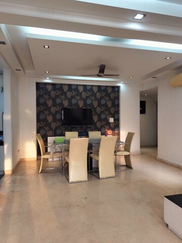 Living Room in 3.5 BHK Apartment at Cameron Courts, Sector 43 – for Rent