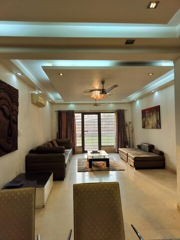 Living Room in 3.5 BHK Apartment at Cameron Courts, Sector 43 – for Rent