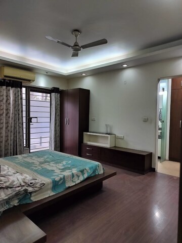 Bedroom in 3.5 BHK Apartment at Cameron Courts, Sector 43 – for Rent