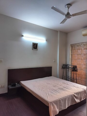 Bedroom in 3.5 BHK Apartment at Cameron Courts, Sector 43 – for Rent