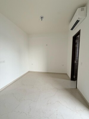 Room in 3 BHK Apartment at Smart World Orchard, Sector 61 – for Rent
