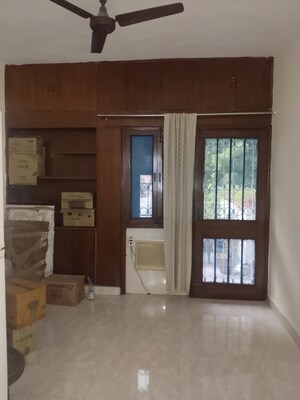 Room in 3 BHK Apartment at Sarita Vihar – for Rent