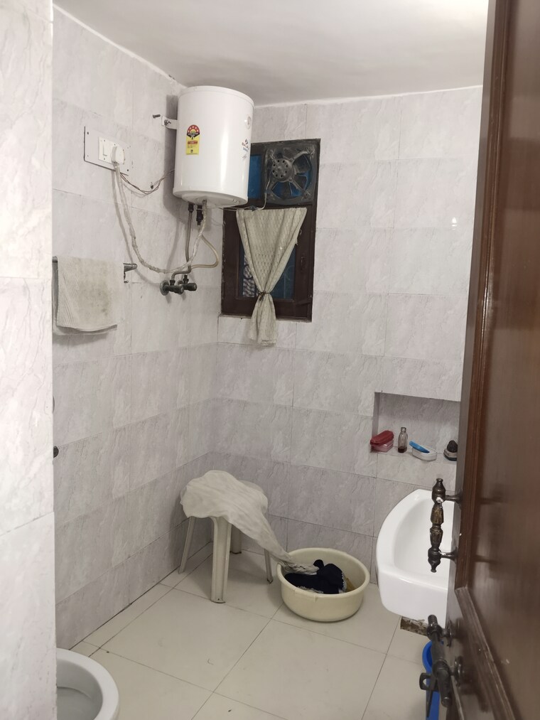 Bathroom, sarita vihar 3 Bedroom 1850 Sq.Ft. Apartment In Sarita Vihar Delhi 9310866