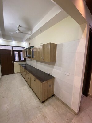 Kitchen in 2.5 BHK Builder Floor at DLF City Gurgaon, Sector 27 – for Rent