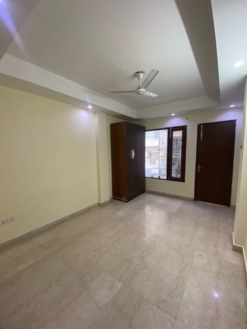Room in 2.5 BHK Builder Floor at DLF City Gurgaon, Sector 27 – for Rent