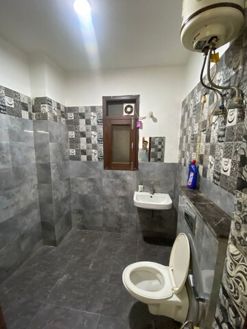 Bathroom in 2.5 BHK Builder Floor at DLF City Gurgaon, Sector 27 – for Rent