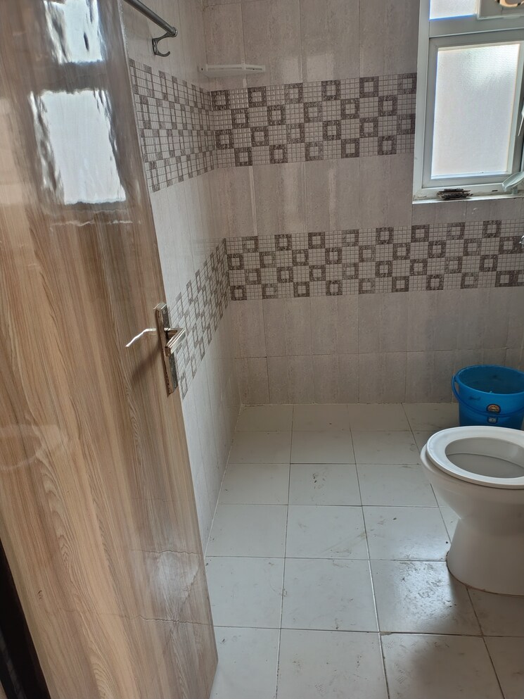 Bathroom, amrapali-leisure-park 3 Bedroom 1450 Sq.Ft. Apartment In Amrapali Leisure Valley Greater Noida 9311019