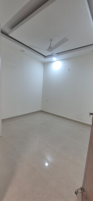 Room in 3 BHK Builder Floor at Aggarwal Colony – for Rent