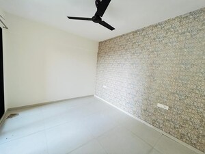 Room in 3 BHK Apartment at Seawoods – for Rent