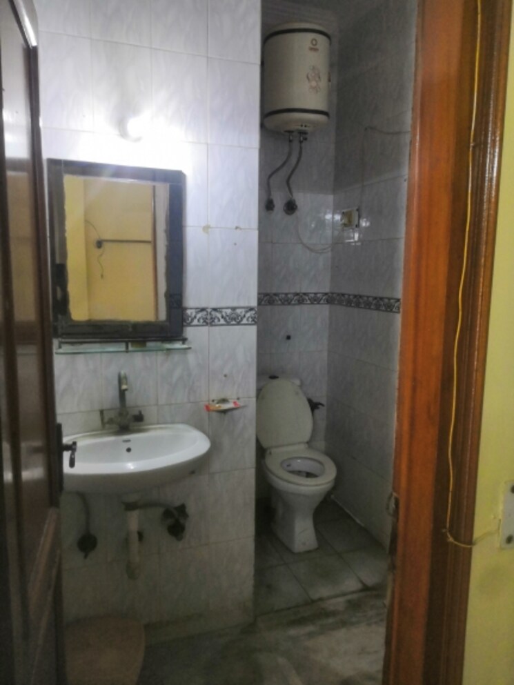 Bathroom, lajpat nagar 2 Bedroom 900 Sq.Ft. Builder Floor In Lajpat Nagar Delhi 9311193