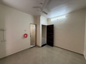 Room in 2 BHK Apartment at Seawoods – for Rent