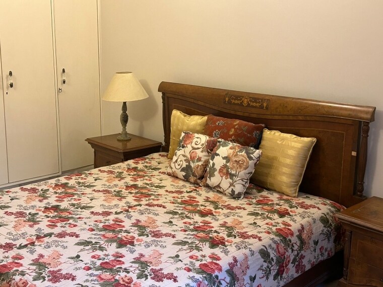 Bedroom, defence colony 3 Bedroom 1800 Sq.Ft. Builder Floor In Defence Colony Delhi 9311210