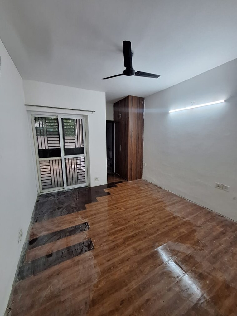 Room, bptp-discovery-park 3 Bedroom 956 Sq.Ft. Apartment In Sector 80 Faridabad 9311216